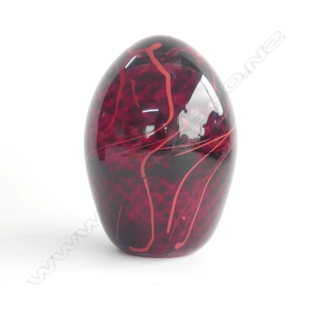 LYNDEN OVER NZ RED GLASS LGE PAPER WEIGHT W SWIRLS H.130mm Image 1++