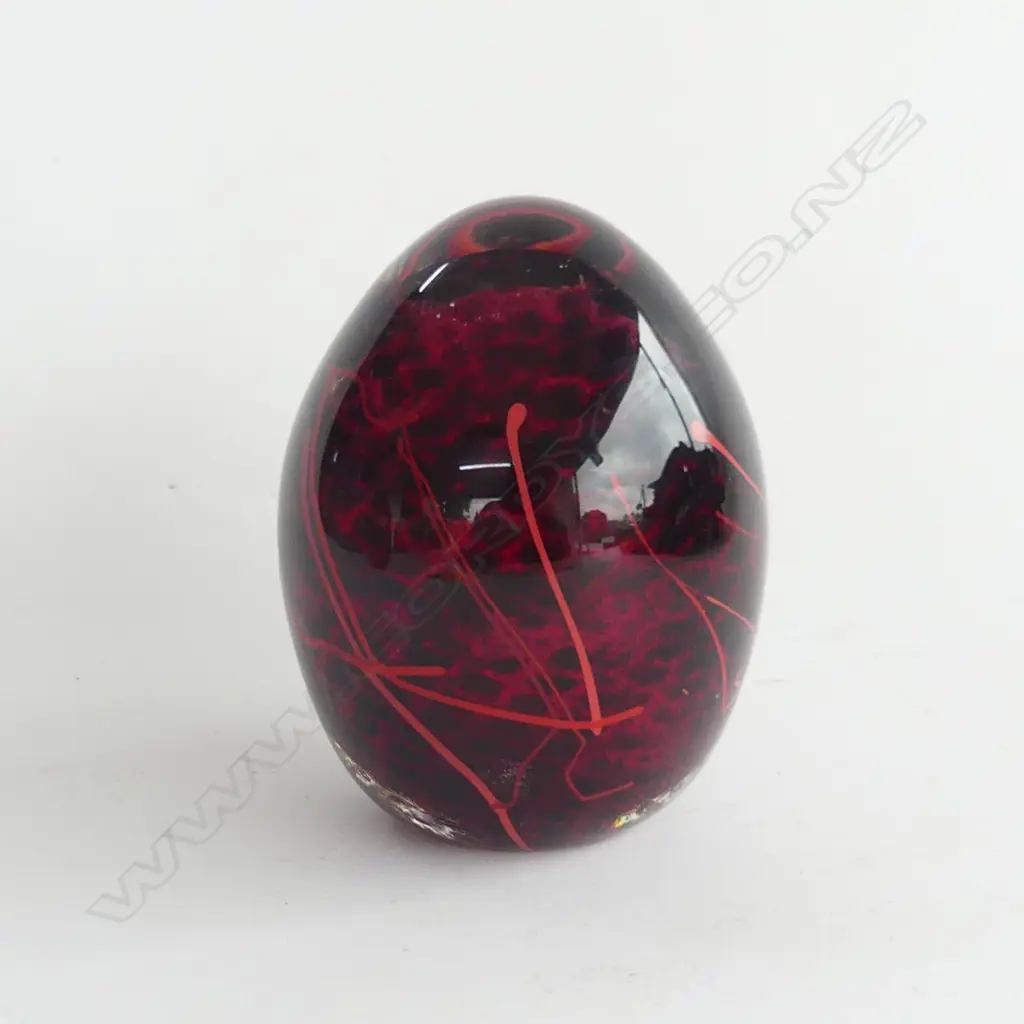 LYNDEN OVER NZ RED GLASS LGE PAPER WEIGHT W SWIRLS H.120mm Image 1++