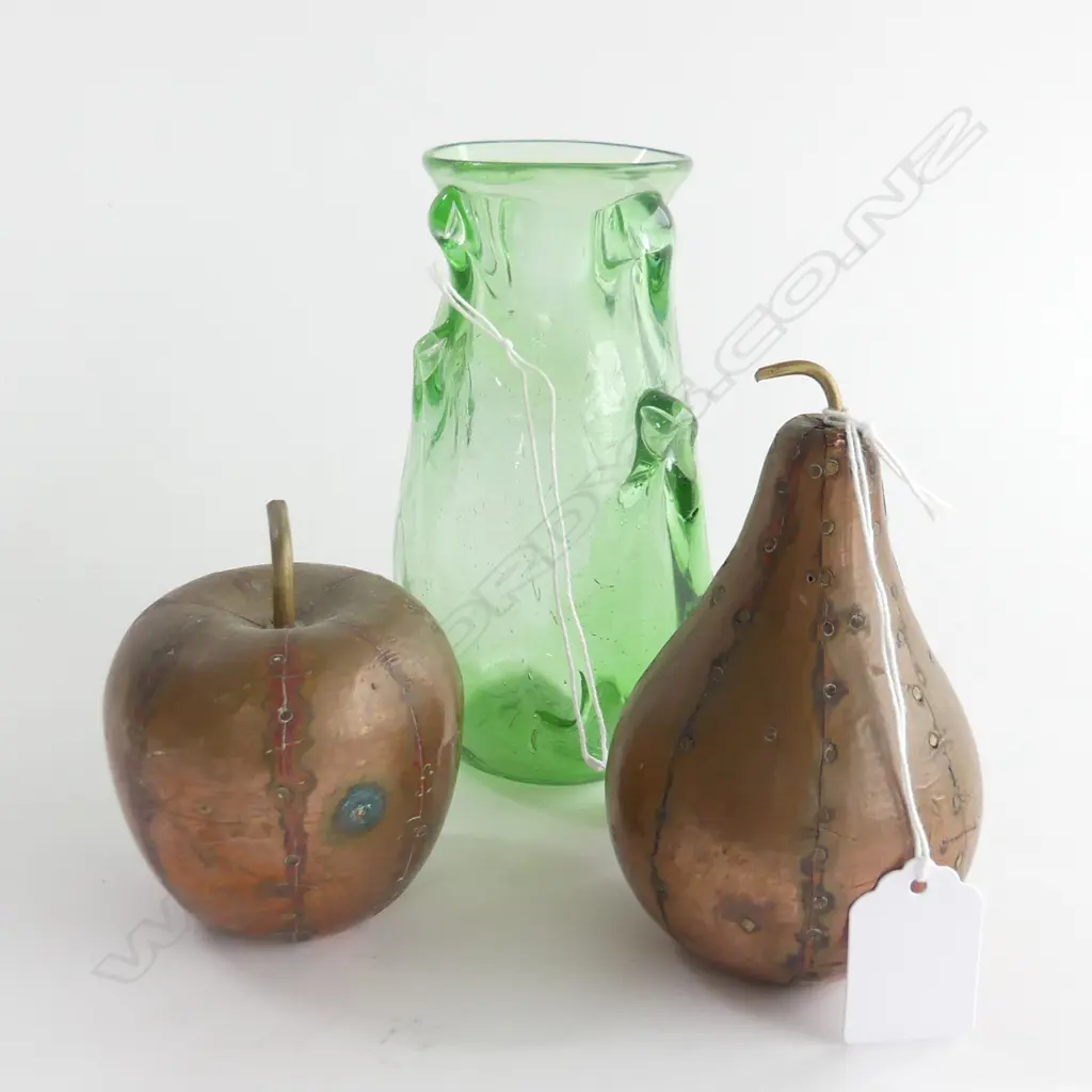 GREEN ART GLASS VASE H.145mm + PR COPPER FRUITS; APPLE & PEAR Image 1++
