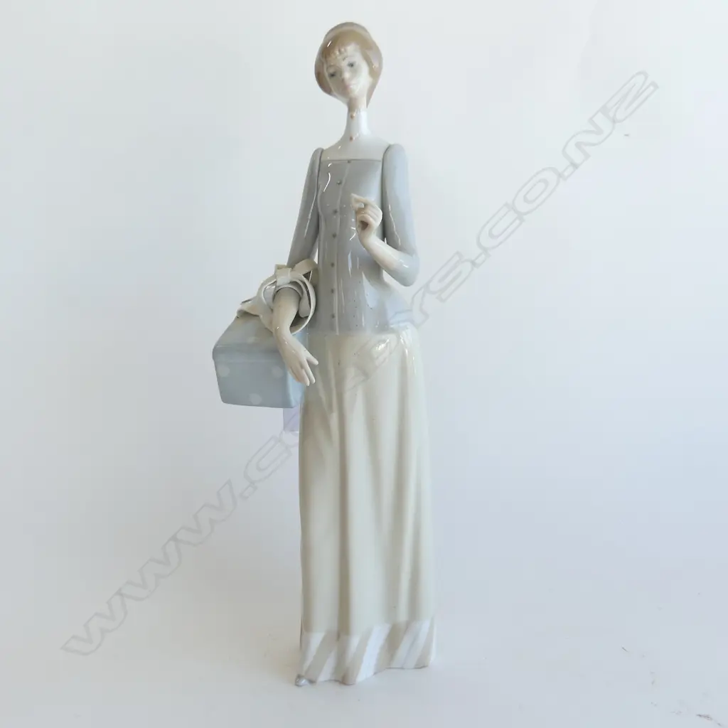 LLADRO FIGURINE; LADY w. BAG H.340mm Image 1++