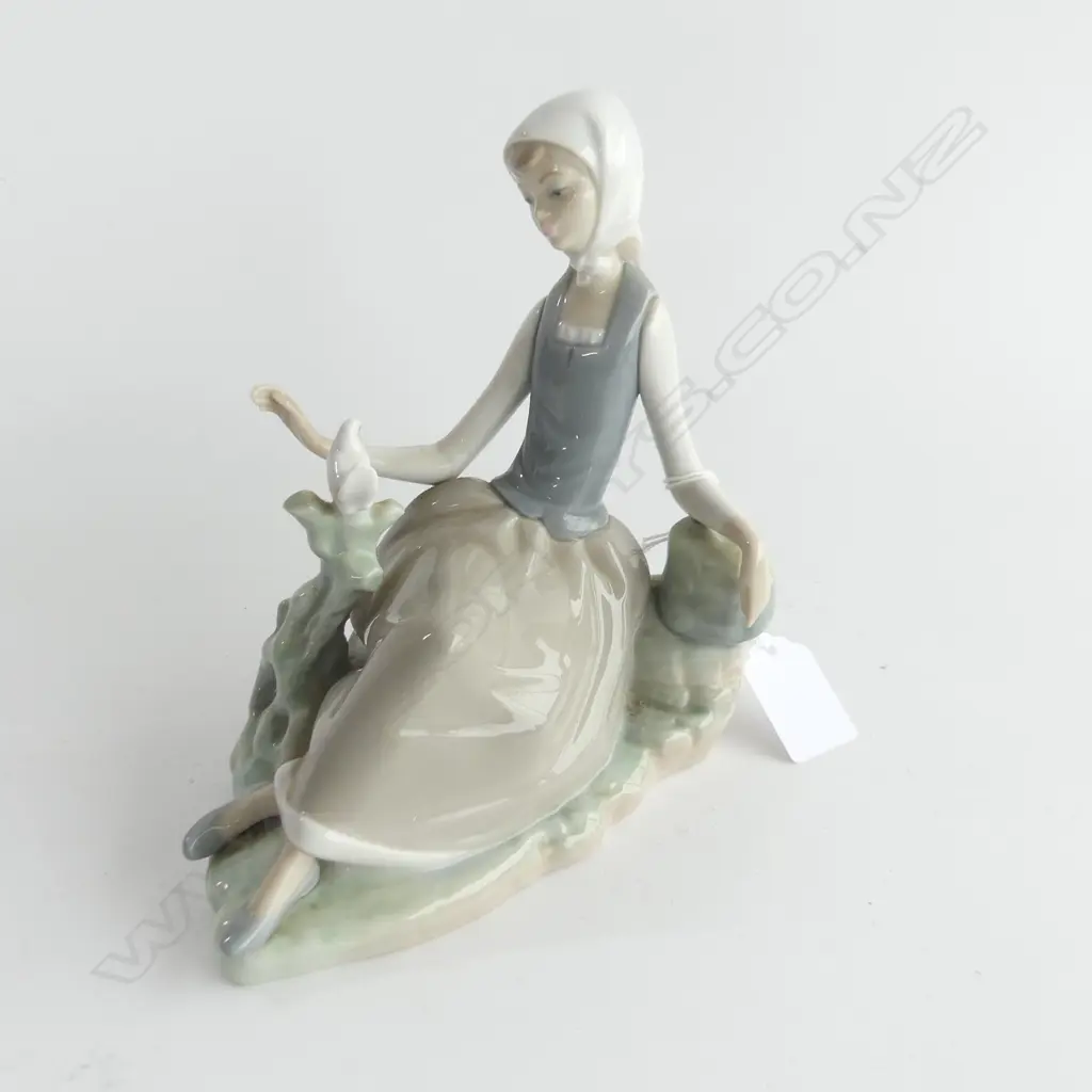 LLADRO FIGURINE WOMAN w. DOVE H.165mm Image 1++