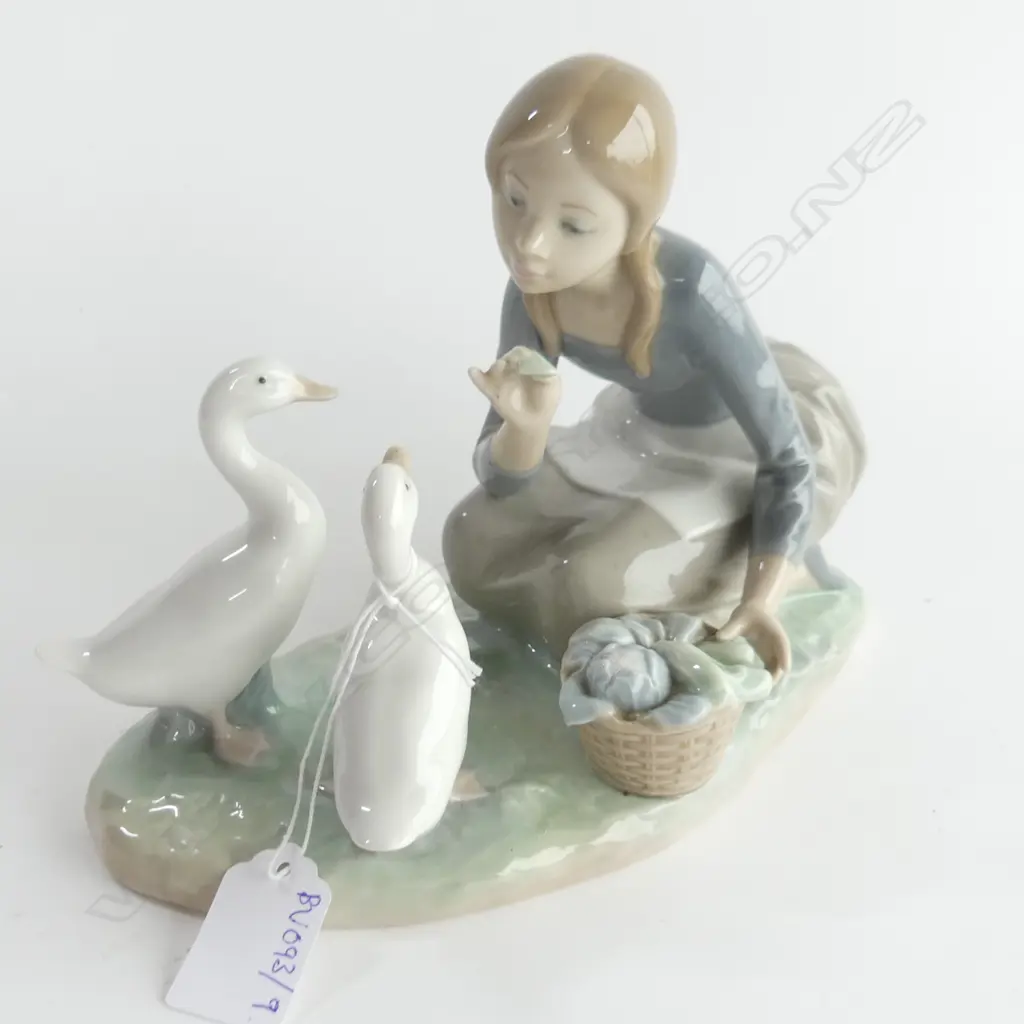 LLADRO FIGURINE WOMAN FEEDING GEESE W.230mm Image 1++