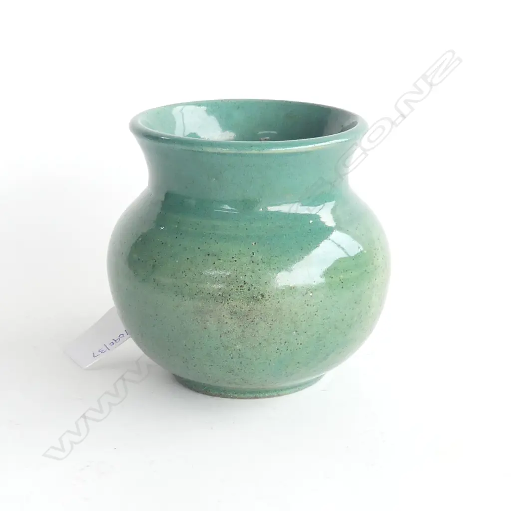 OLIVE JONES GREEN VASE 105 MM Image 1++