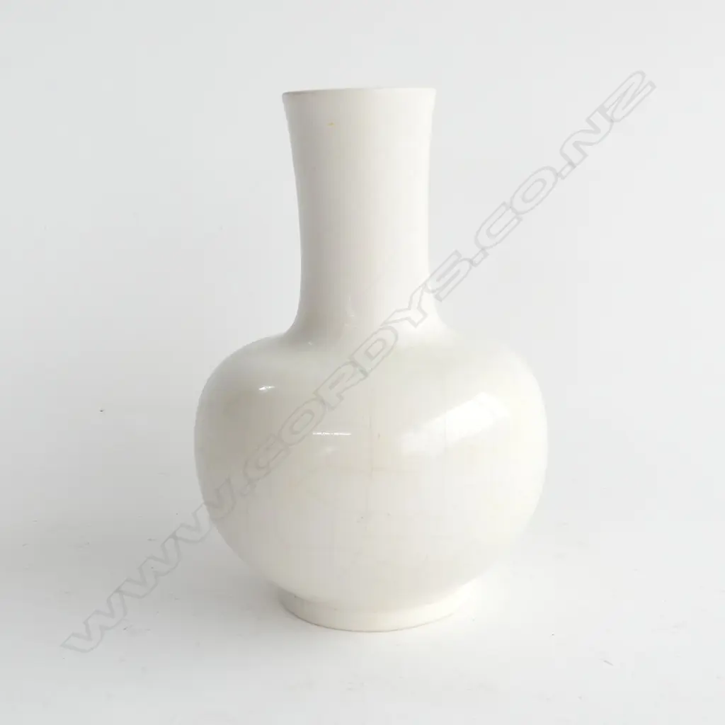 WHITE RUSKIN VASE H.165mm Image 1++