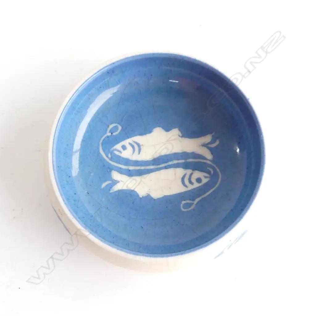 MAVIS JACK NZ POTTERY SMALL DISH TWIN FISH incised blue on white Dia.90mm Image 1++