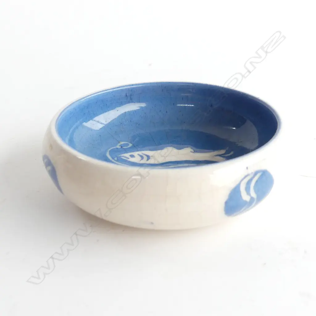 MAVIS JACK NZ POTTERY SMALL DISH TWIN FISH incised blue on white Dia.90mm Image 1++
