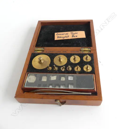 CASED LONDON SET OF BRASS GOLD WEIGHTS L 120 MM