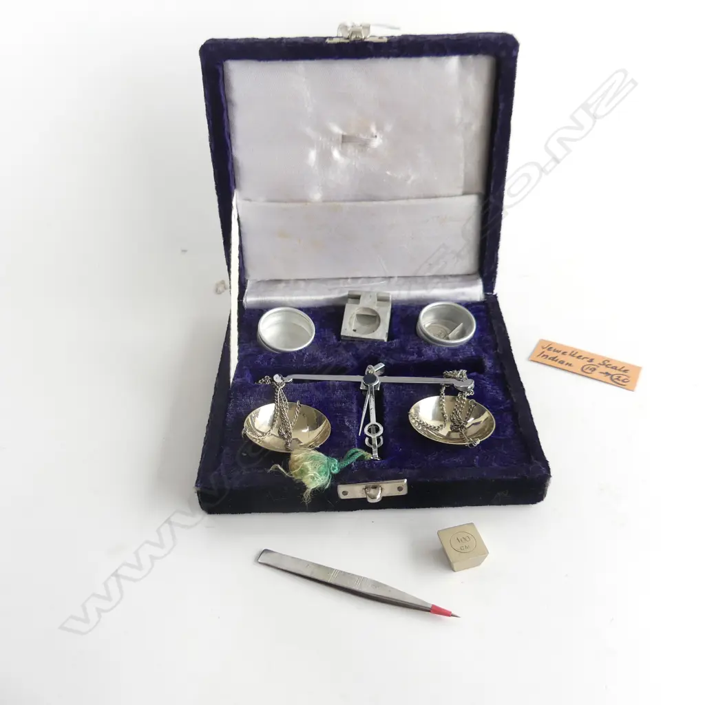 VELVET CASED INDIAN JEWELLERY SCALES, 106mm SQUARE Image 1++