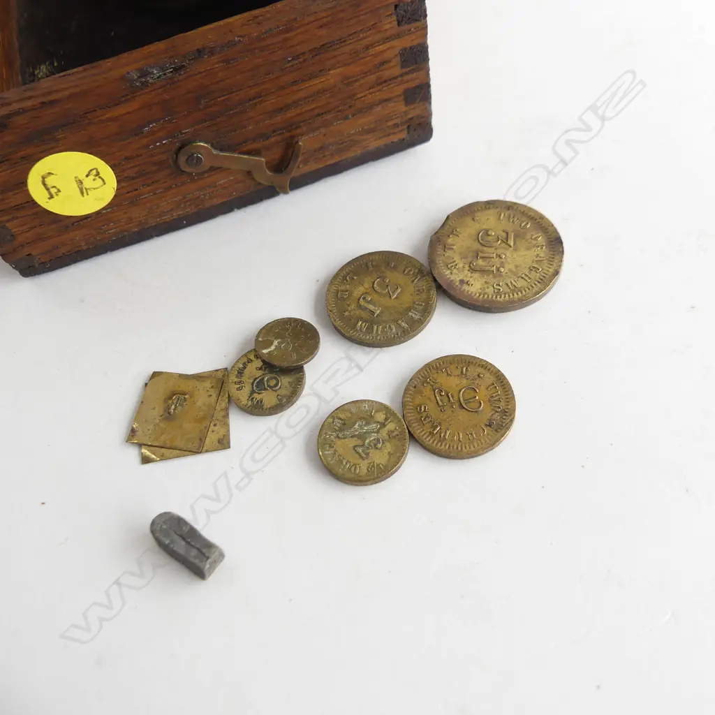 OAK BOXED SET OF BRASS GOLD SCALES & WEIGHTS L 190 MM Image 1++
