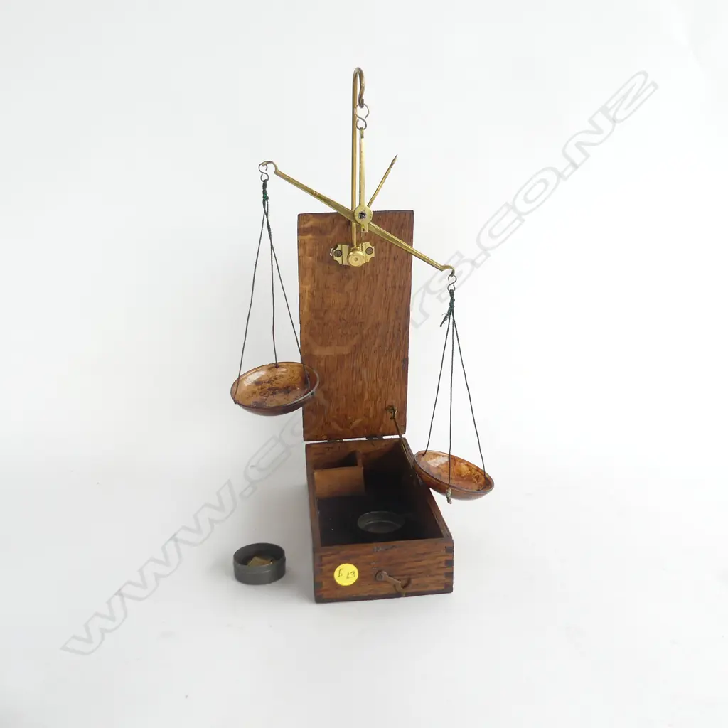 OAK BOXED SET OF BRASS GOLD SCALES & WEIGHTS L 190 MM Image 1++