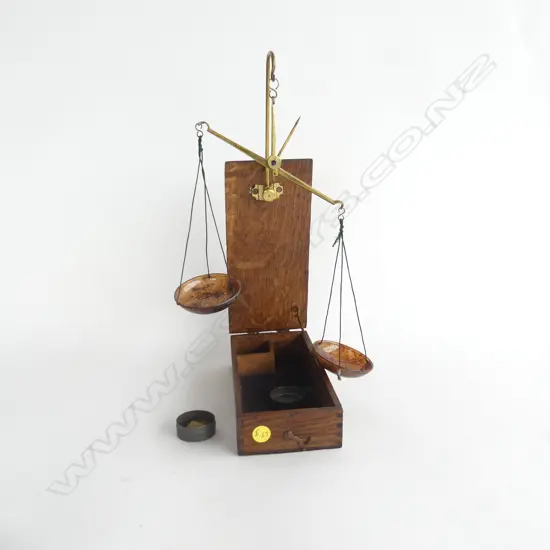 OAK BOXED SET OF BRASS GOLD SCALES & WEIGHTS L 190 MM