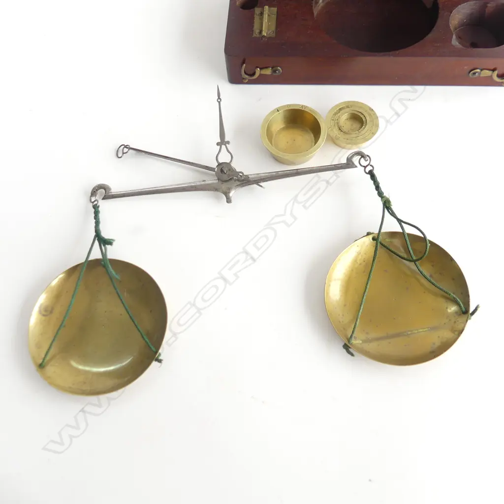 VICT MAHOGANY CASED GOLD SCALES & WEIGHTS L 160 MM Image 1++