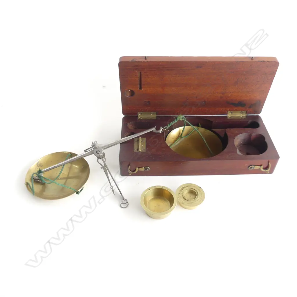 VICT MAHOGANY CASED GOLD SCALES & WEIGHTS L 160 MM Image 1++