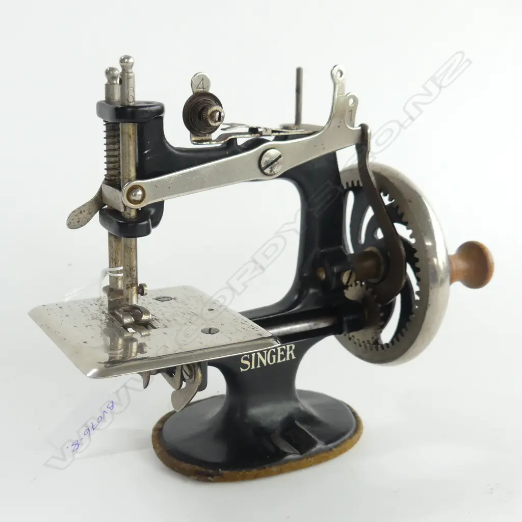 OLD SINGER CHILD'S SEWING MACHINE Image 1++