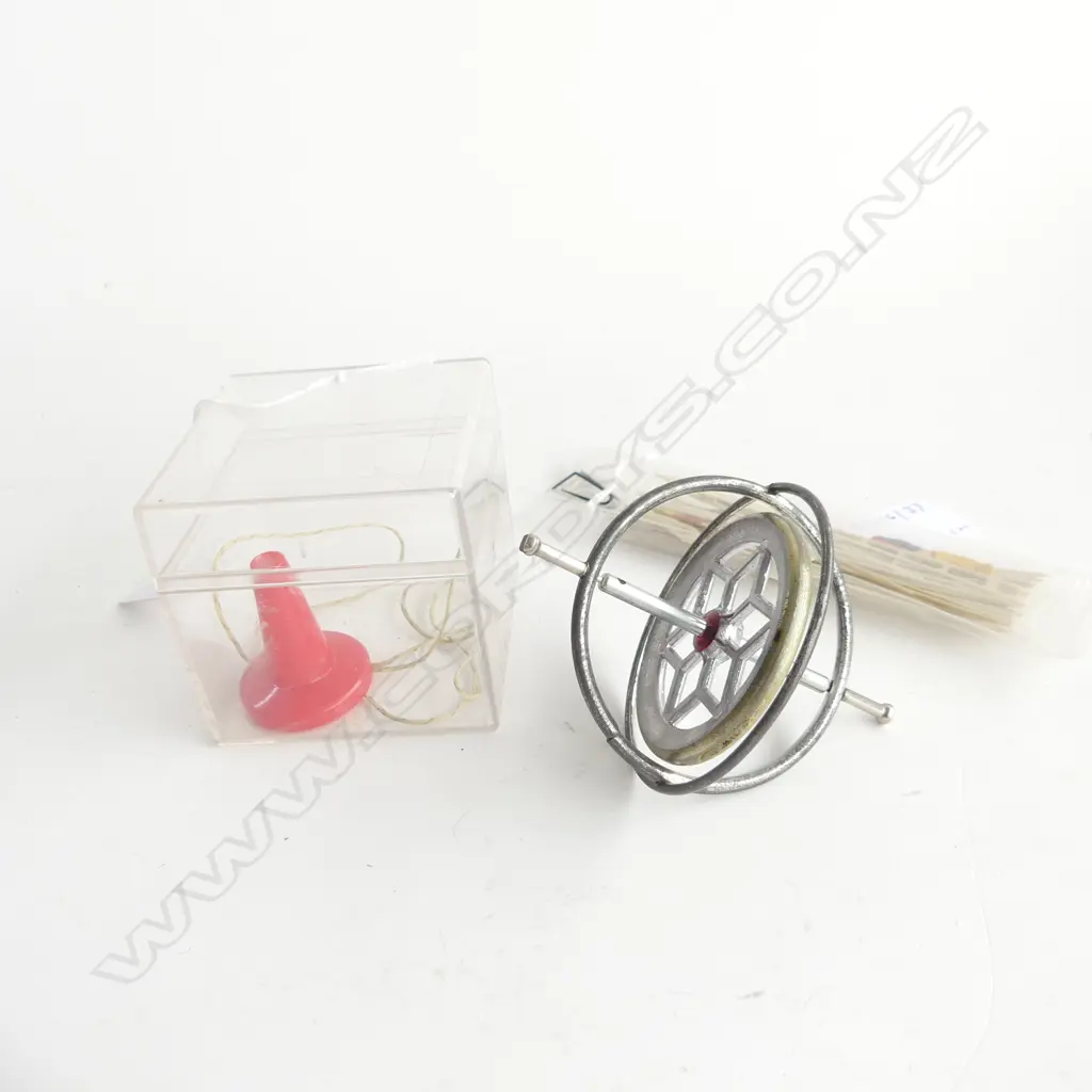 VINTAGE BONE CHILDS GAME & SPINNING TOP D 60 MM Image 1++