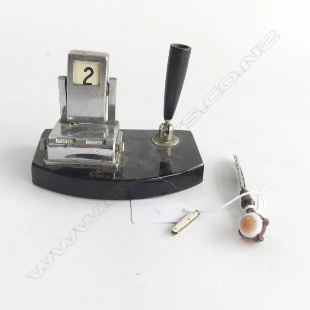MINI OLD POCKET KNIFE + BRASS AGATE EAGLES CLAW BOOK MARK + DECO DESK STAND Image 1++