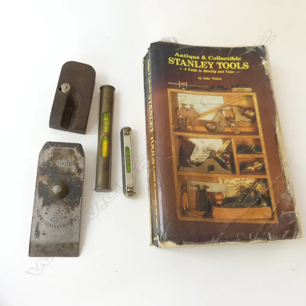 4 TOOL PARTS (INCLUDING 2 LEVELS) & A STANLEY TOOLS REFERENCE BOOK  Image 1++