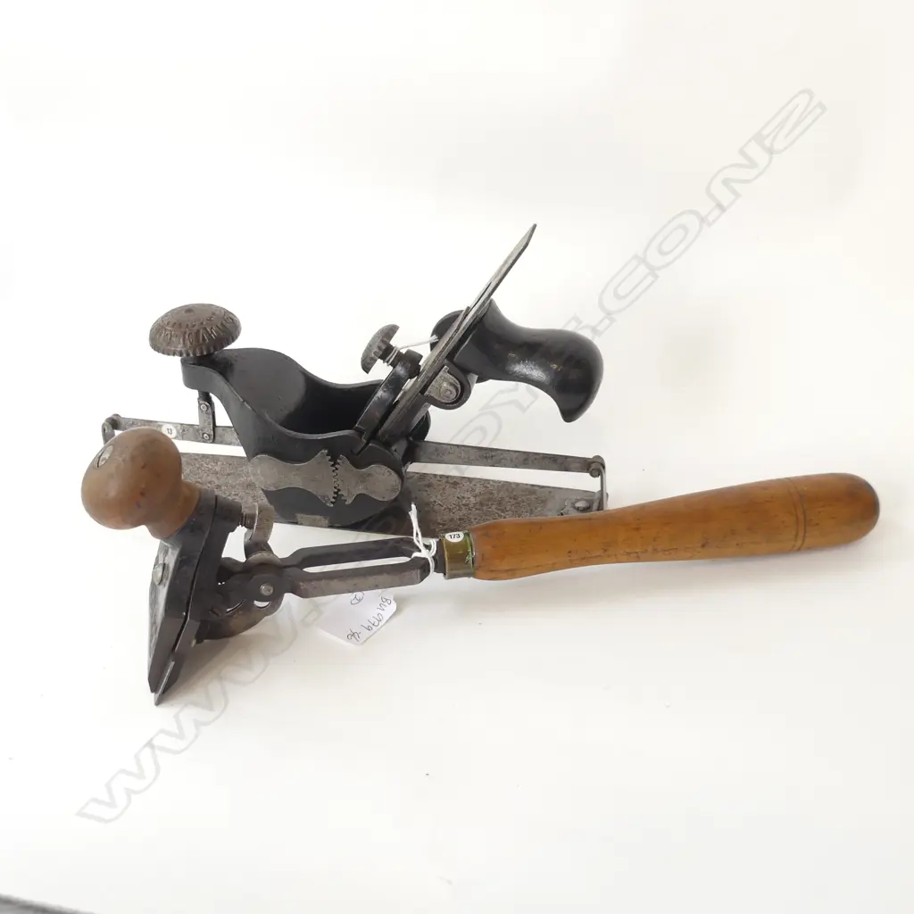 2 ITEMS STANLEY WOOD PLANE WITH FLEXIBLE METAL & A SCRAPER No 82 Image 1++