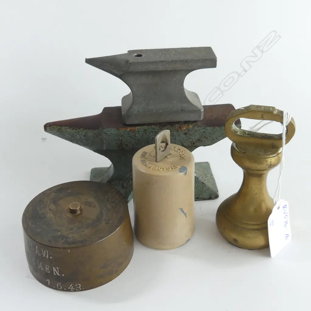 2 OLD SMALL ANVILS + 3 WEIGHTS BRASS ETC: 1 lb BRASS ETC Image 1++