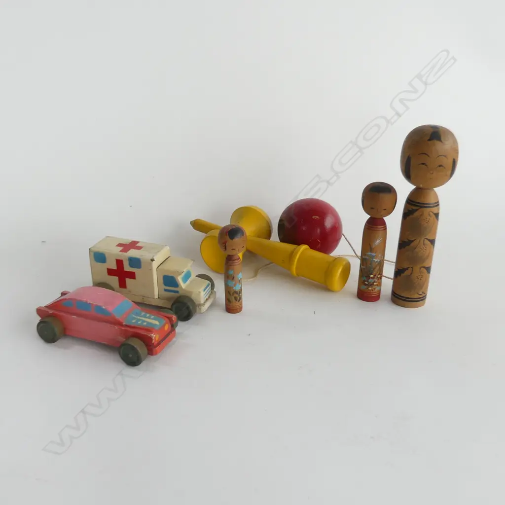 1960'S JAPANESE WOODEN TOYS; 2 CARS, 3 SM KOKESHI DOLLS(1 SIGNED) + BALL TOY Image 1++