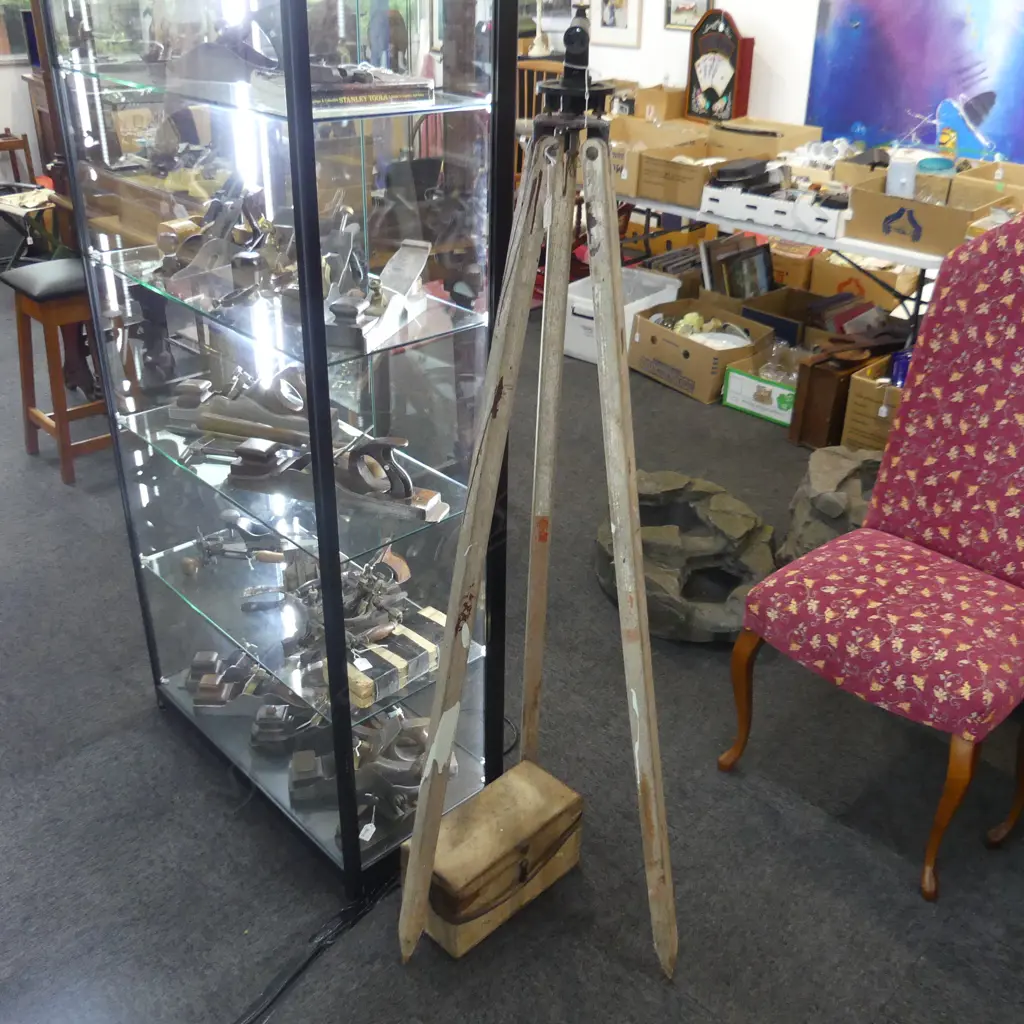 VINTAGE SURVEYORS TRIPOD & SIGHT LEVEL (CASED) Image 1++
