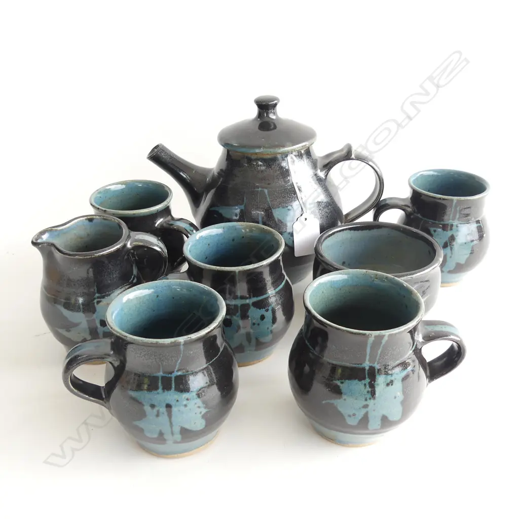PETER STICHBURY BLUE ON BLACK TEA SET. POT + 5 MUGS + SUGAR & CREAM Image 1++
