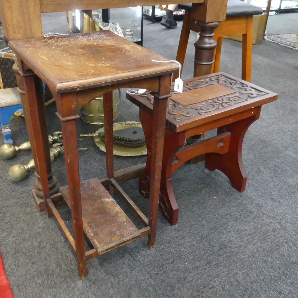 2 SMALL WOODEN SIDE TABLES Image 1++