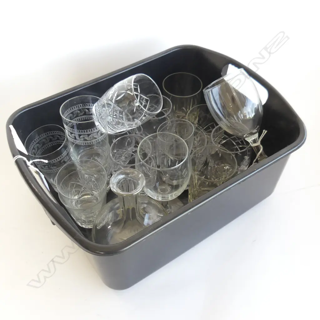 ASSORTED GLASSWARE AND DECANTER Image 1++