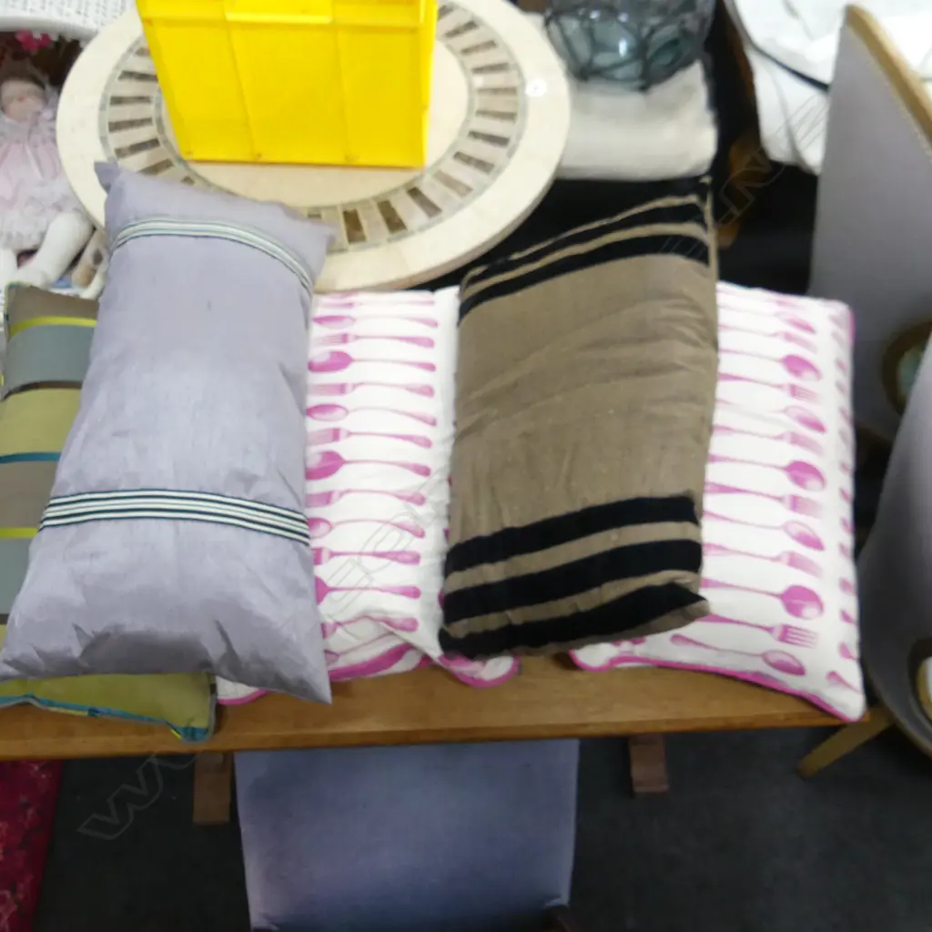 5 ASST OBLONG CUSHIONS, INCL ONE PAIR Image 1++