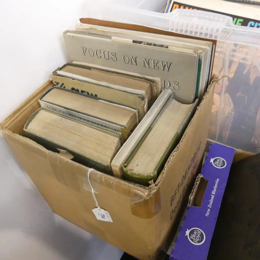 BOX OLD NZ FISH & BIRD BOOKS  Image 1++