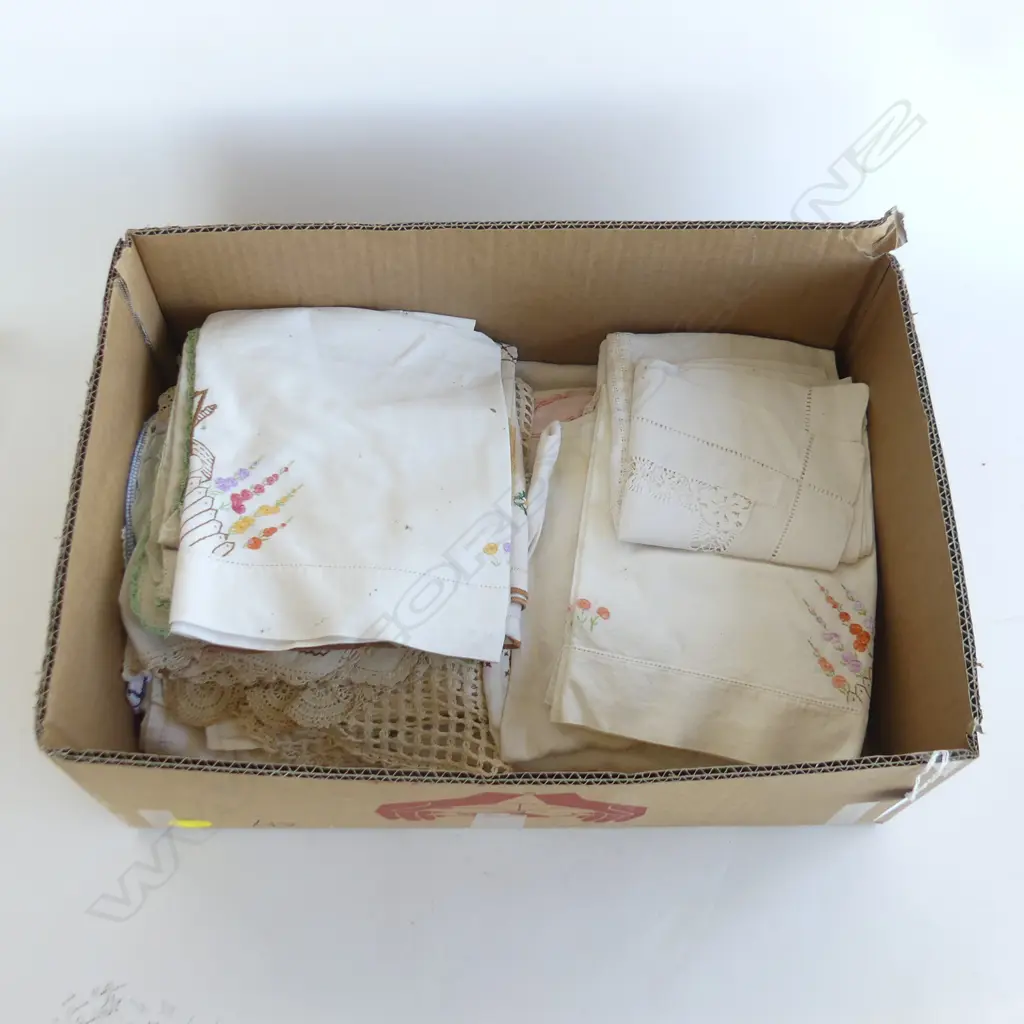 SMALL BOX OF LINEN Image 1++