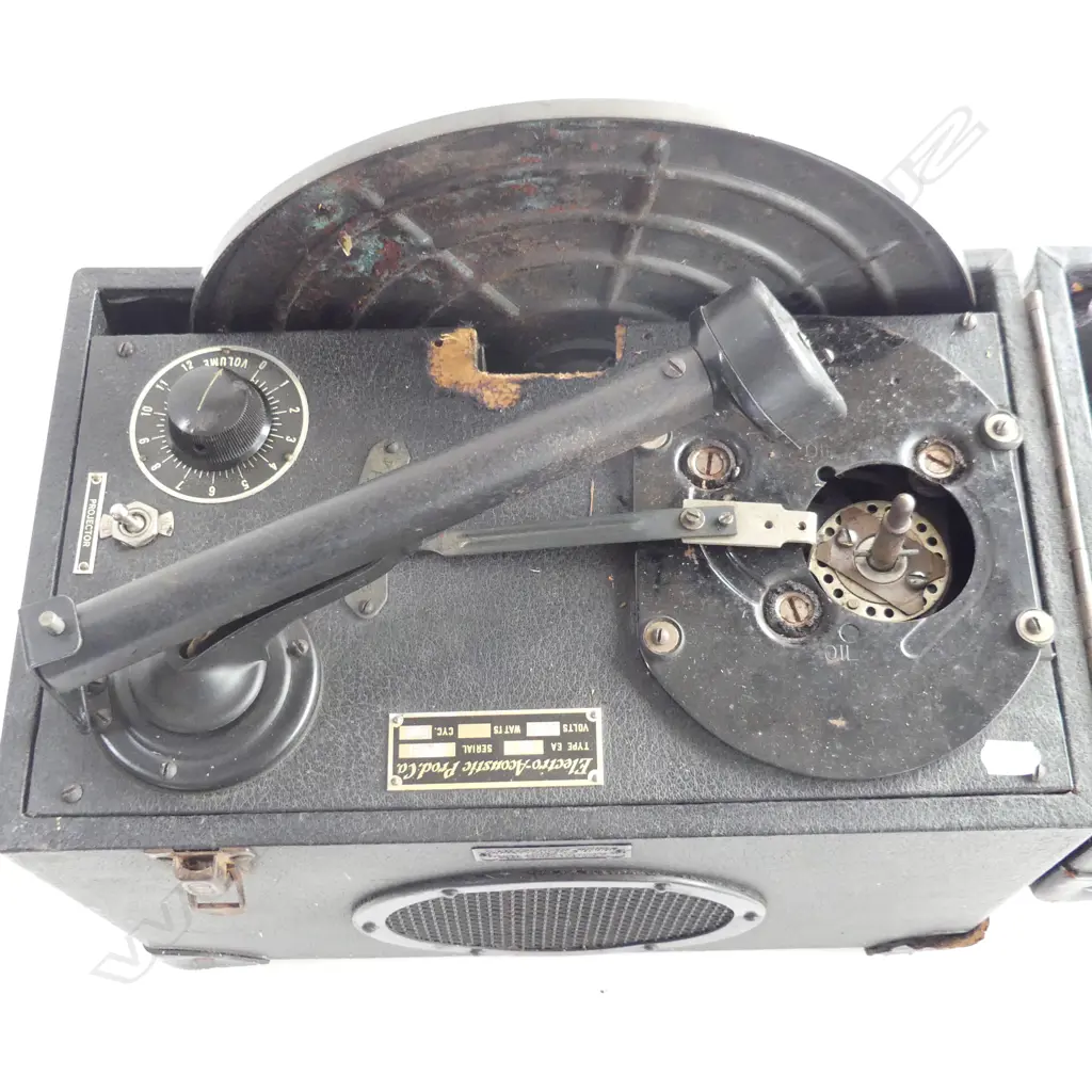 VINTAGE 'ILLUSTRAVOX JUNIOR' RECORD PLAYER & PROJECTOR, CASED H.350mm Image 1++