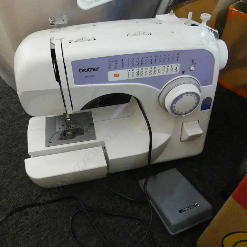 OLD BROTHER SEWING MACHINE Image 1++