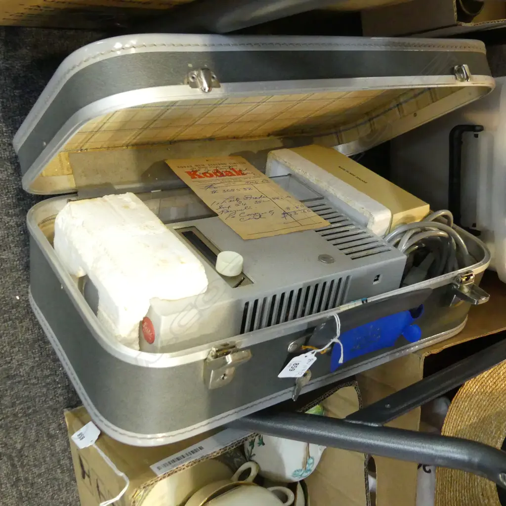 LEITZ SLIDE PROJECTOR IN TRAVEL CASE Image 1++