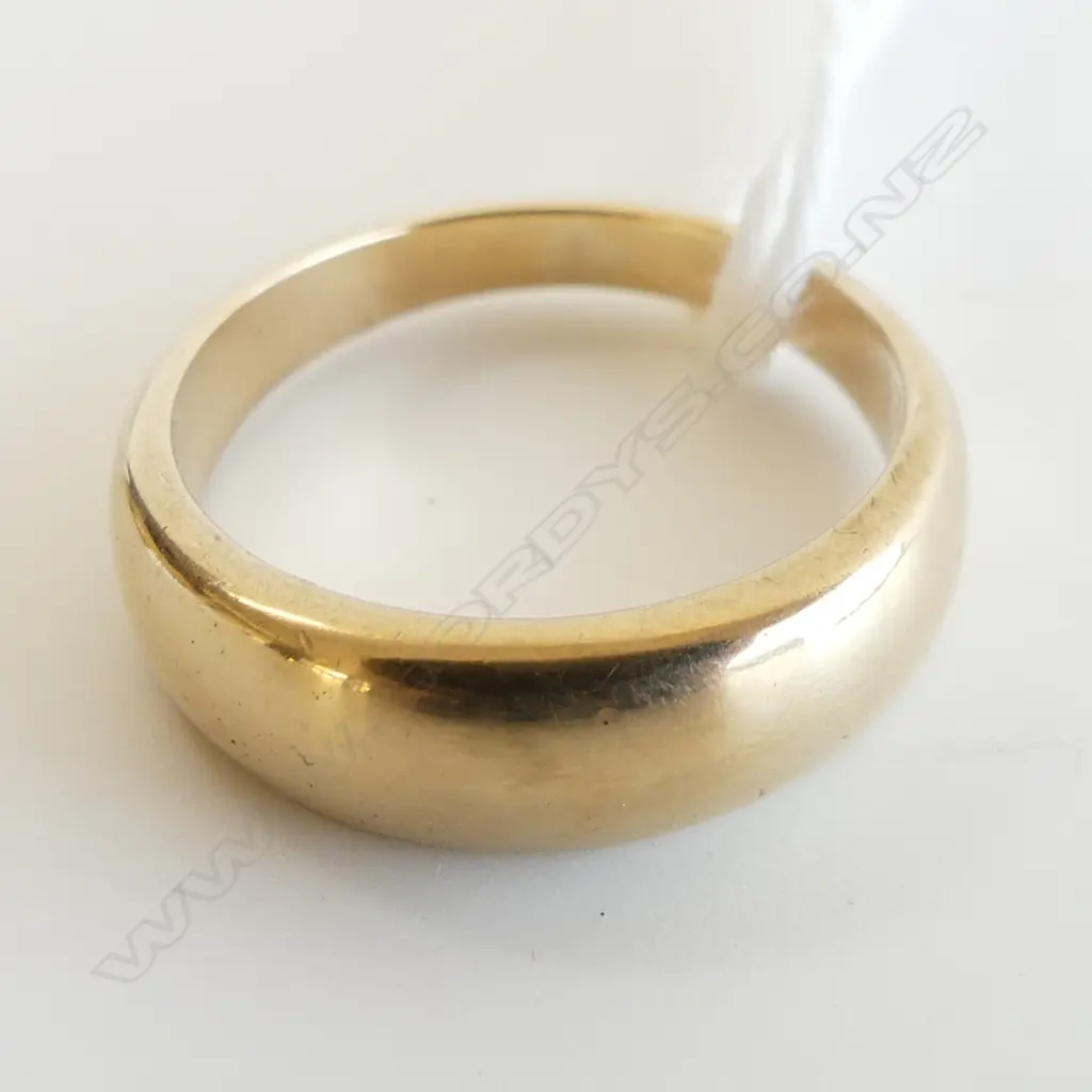 9CT GOLD BAND, 4.62gms SIZE M Image 1++