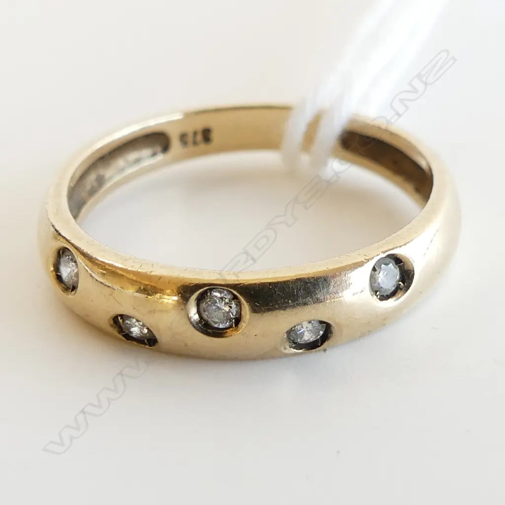 9CT GOLD RING WITH 5 SM DIAMONDS, 2.13GMS  SIZE M Image 1++