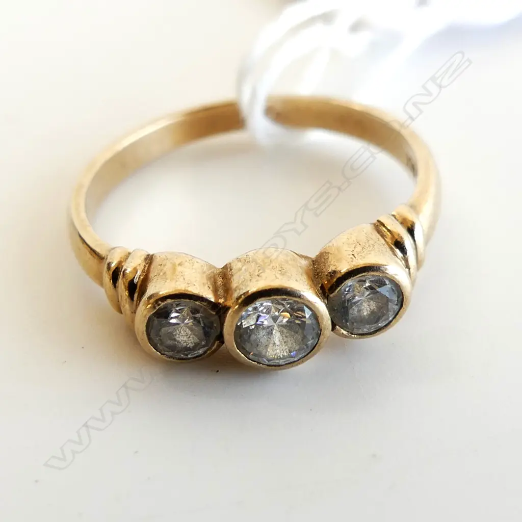 9CT GOLD RING WITH 3 CZ, 2.81gms SIZE P Image 1++