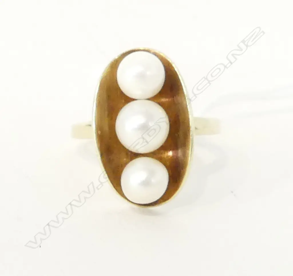 14ct GOLD RING w. 3 PEARLS retro modernist design 5.44gms Image 1++