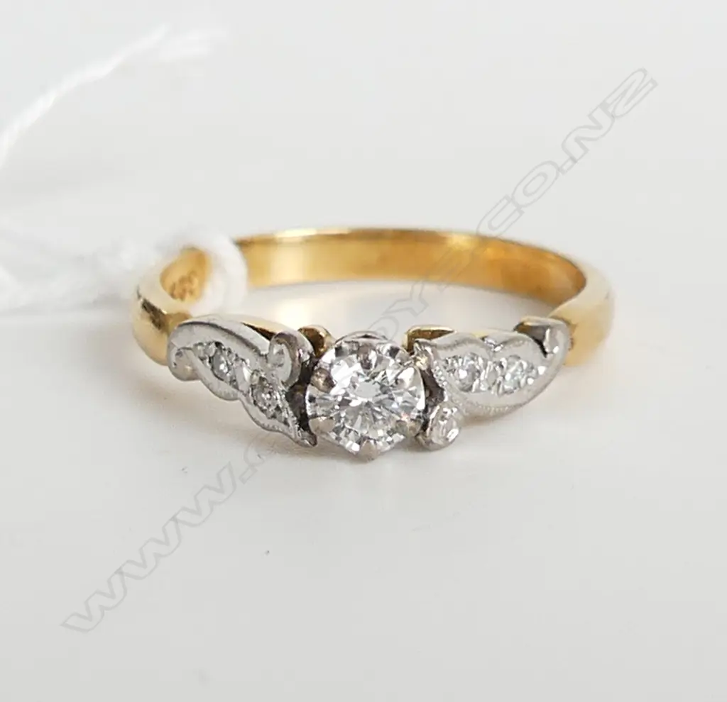 18CT GOLD & DIAMOND SET RING, 3.1GMS SIZE M Image 1++