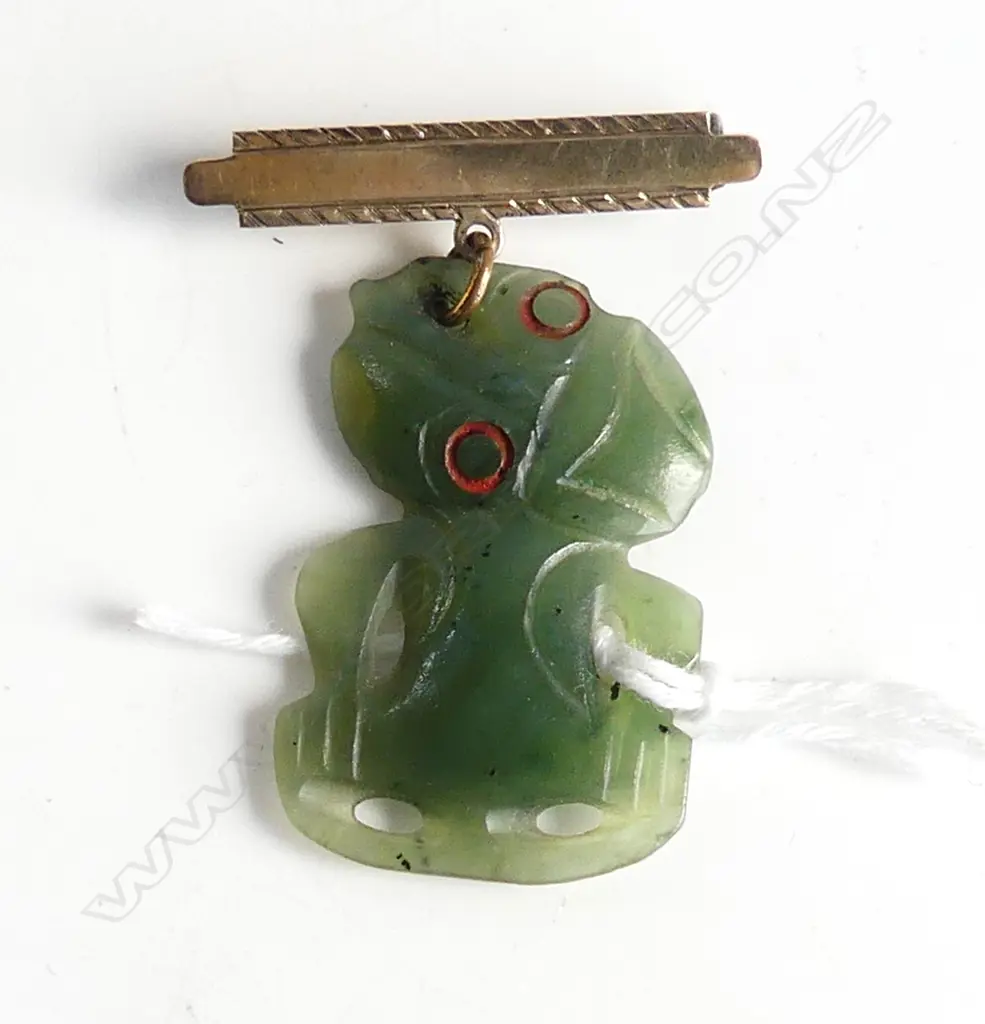 OLD POUNAMU small HEI TIKI ON 9ct GOLD BAR Image 1++