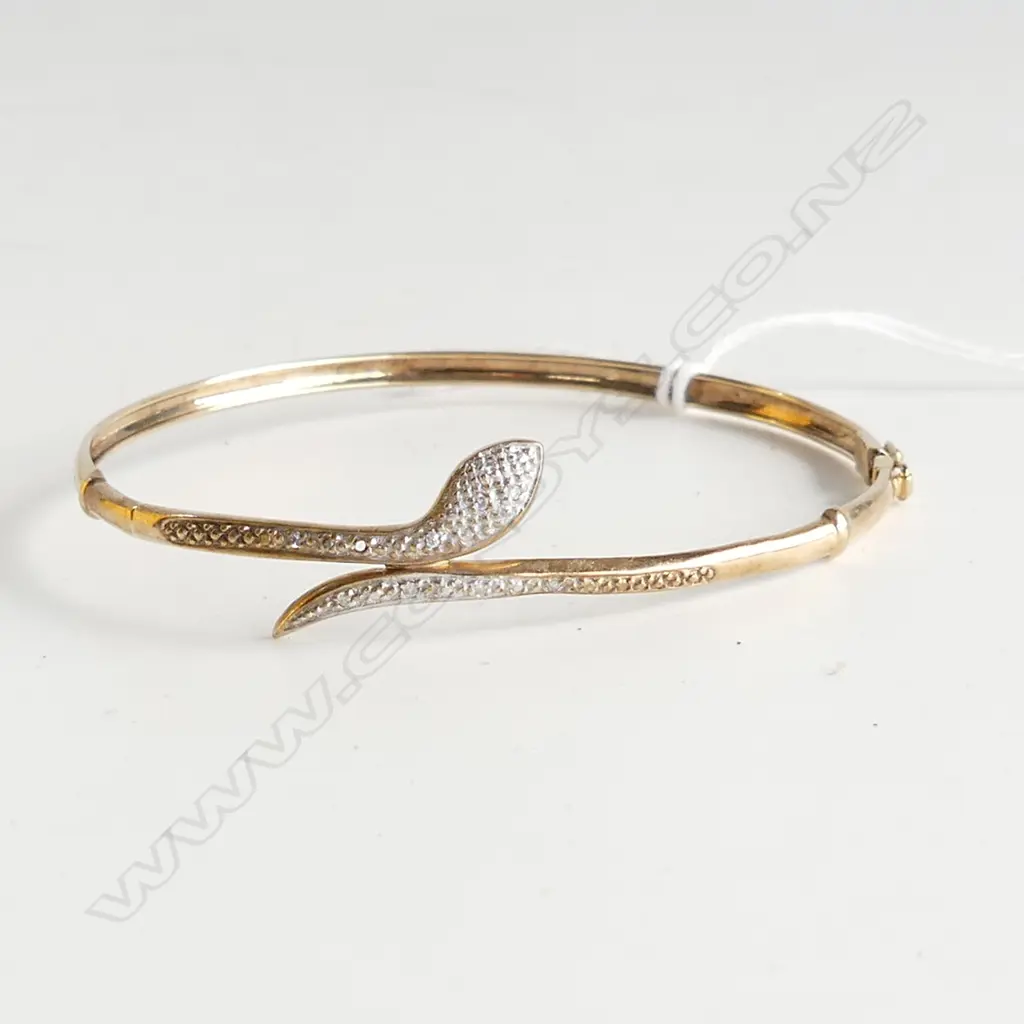 9ct GOLD & DIAMOND SET SNAKE BANGLE (one small diamond missing) 3.9gm Image 1++