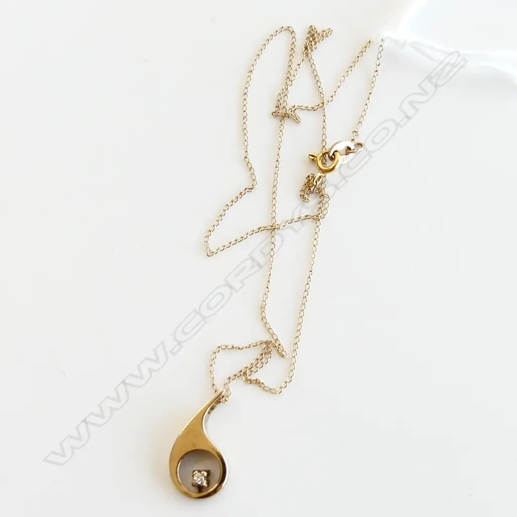 9CT GOLD & DIAMOND PENDANT & CHAIN 1.34gms Image 1++