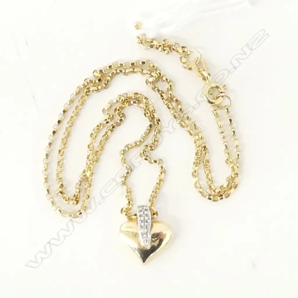 10CT GOLD & DIAMOND HEART PENDANT ON 10CT CHAIN 3.6gms Image 1++