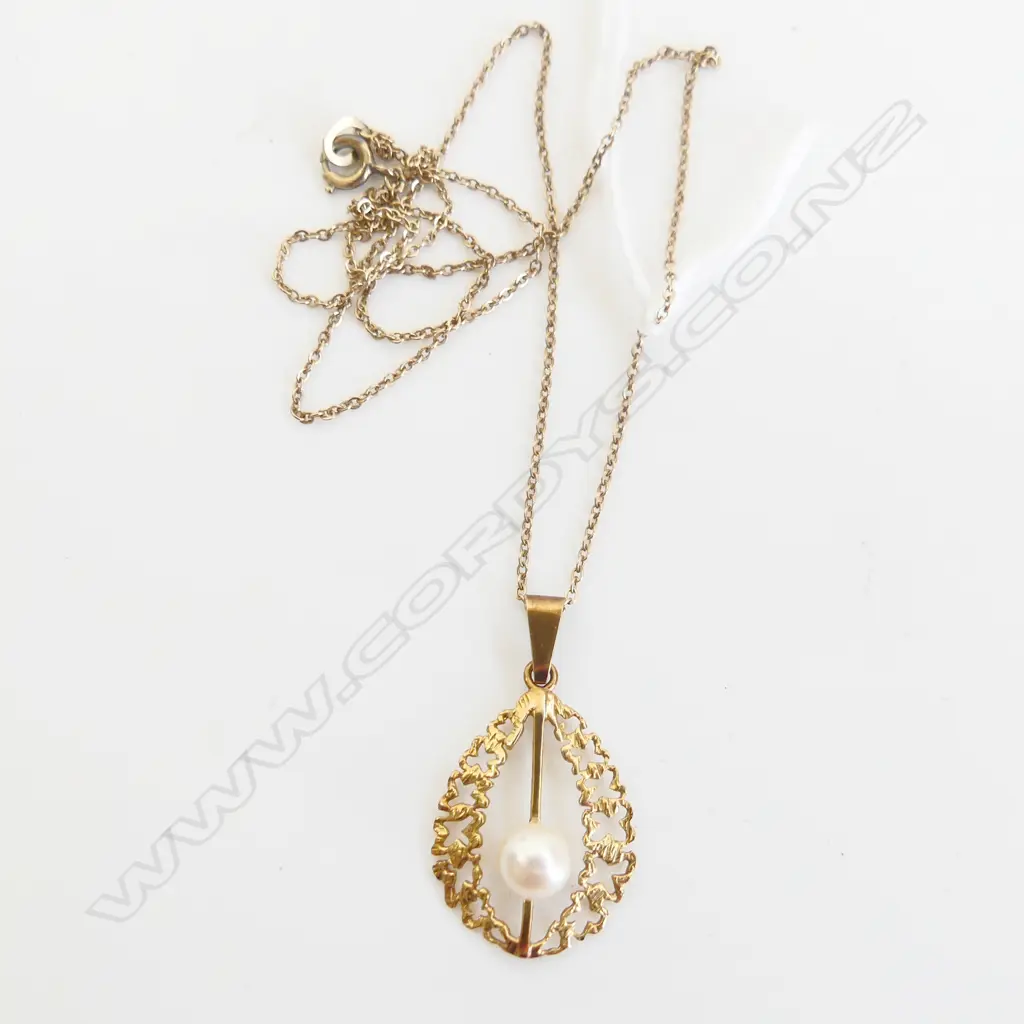 9CT FINE CHAIN NECKLACE w. 9CT PEARL PENDANT 2.9 GRAMS Image 1++