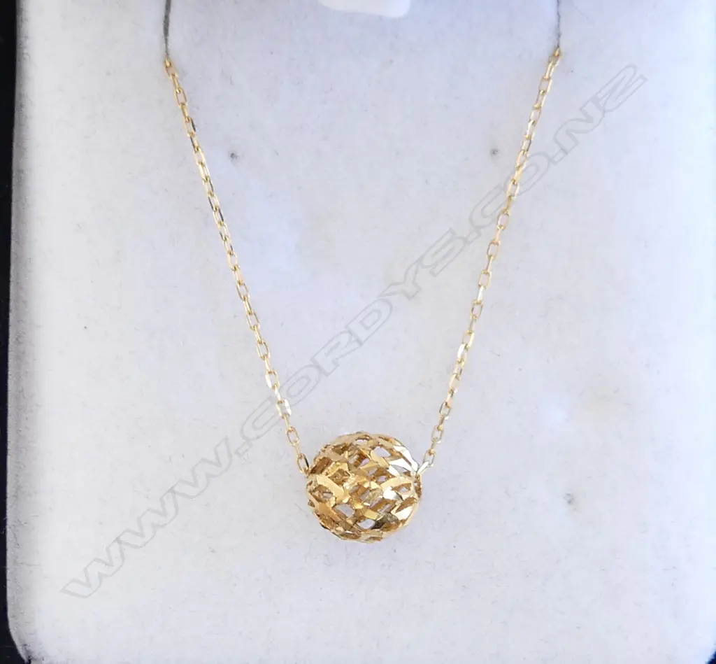 GOLD SPHERICAL PENDANT & FINE 9CT GOLD CHAIN Image 1++