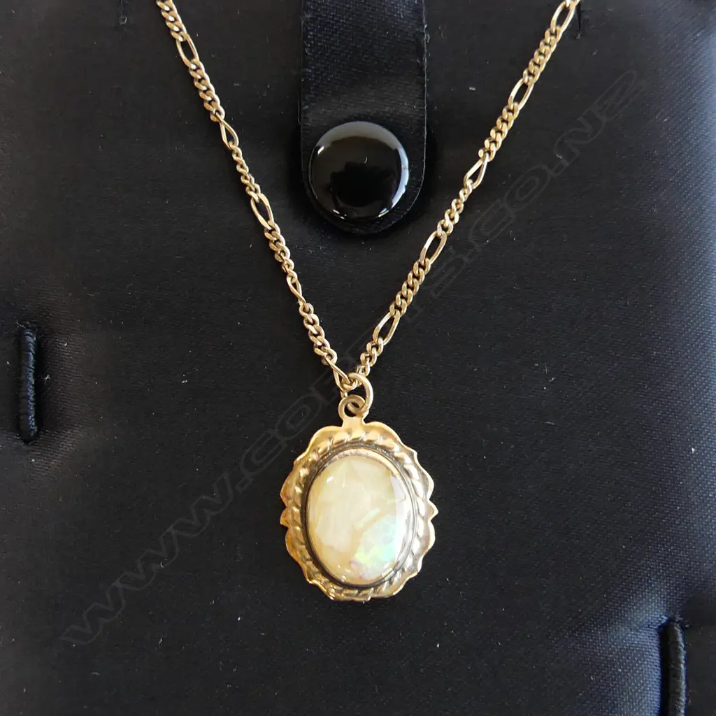 9CT GOLD & OPAL PENDANT & CHAIN, 3.66gms Image 1++