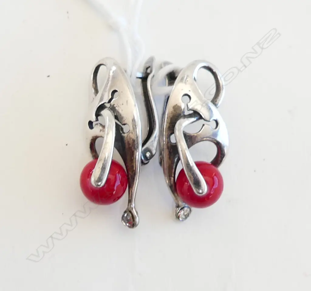 UNUSUAL SILVER & RED BEAD DROP EARRINGS Image 1++