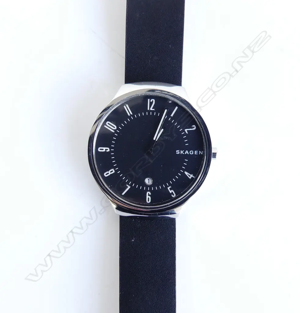 SKAGEN MENS WRIST WATCH, BLACK LEATHER STRAP, IN WORKING ORDER  Image 1++