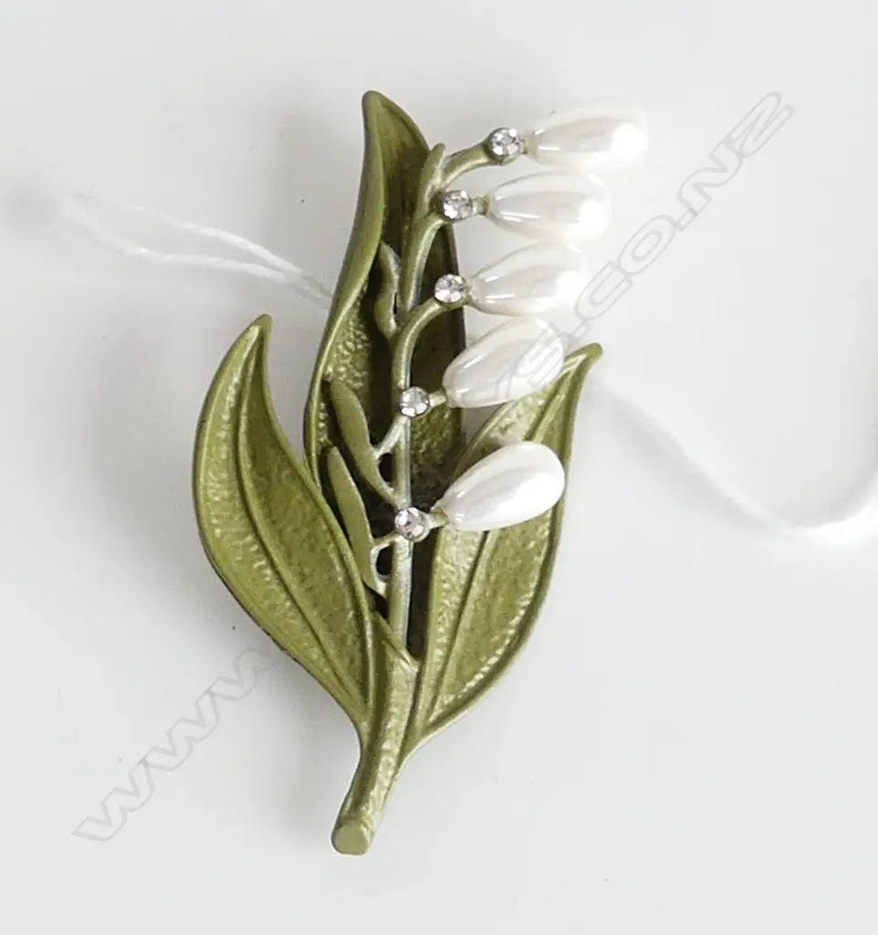 LEAF BROOCH WITH 5 FAUX PEARLS & DIAMANTES  Image 1++
