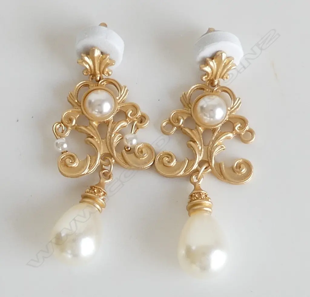 PR LG BAROQUE STYLE FAUX PEARL DROP EARRINGS  Image 1++